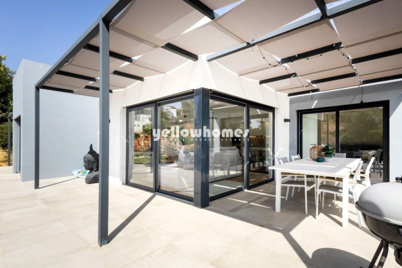 Moradia contemporânea T1+2 com piscina privada num condomínio fechado perto de Ferragudo